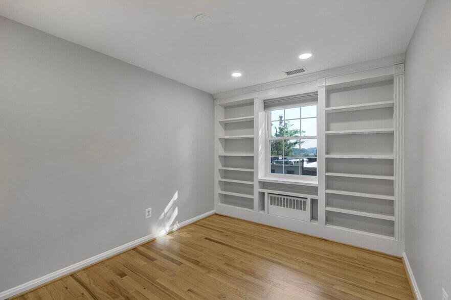 Building Photo - 231 Burgess Ave