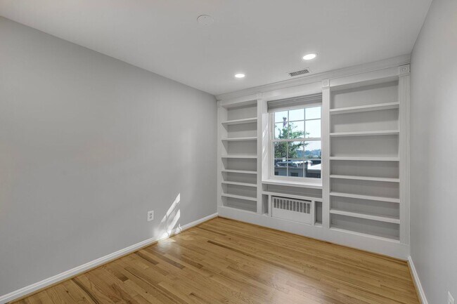 Building Photo - Available Now! 3 Bed 2 Bath House Near the...
