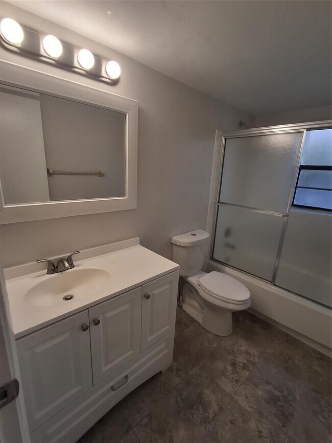 Building Photo - 2611 Riverside Dr