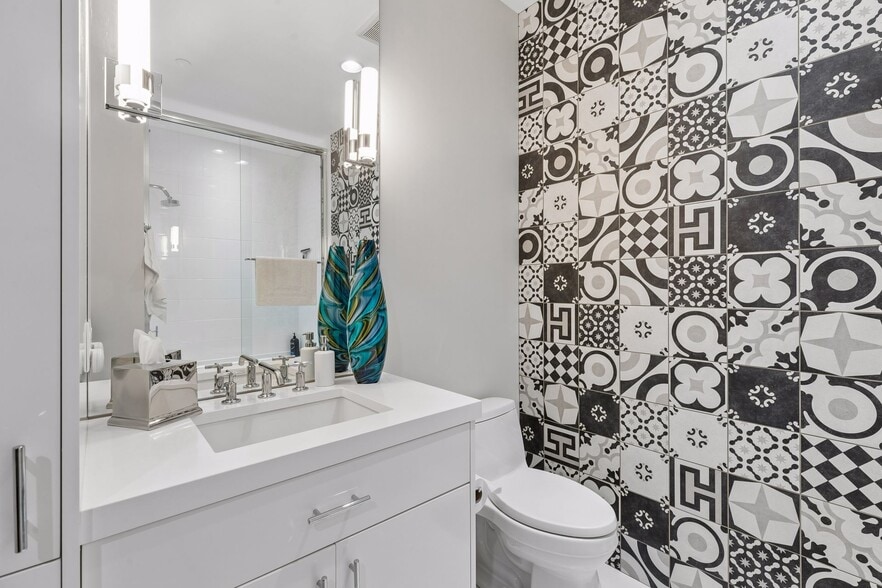 En-suite bath in secondary bedroom - 935 Lake St E