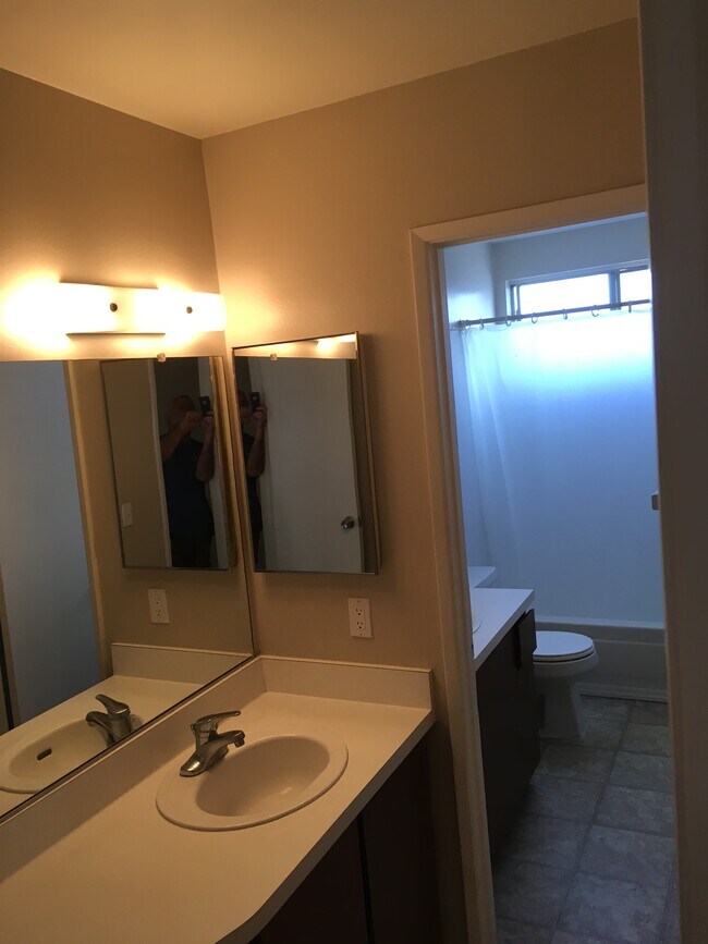 US Bath 2 - 16822 Lynn Lane