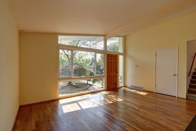 Building Photo - Lovely 4BR 1.75BA Bellevue Tri-Level Home