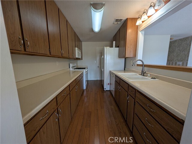 Building Photo - 27535 Lakeview Dr