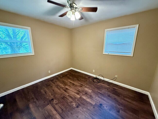 Building Photo - 2310 Fairfield Dr
