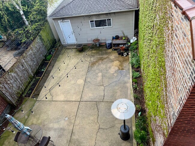 Building Photo - 1350 N Leavitt St