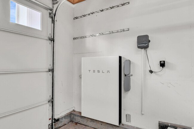 Building Photo - Gorgeous remodeled 3 bedroom, 3 full bathroom home for rent!