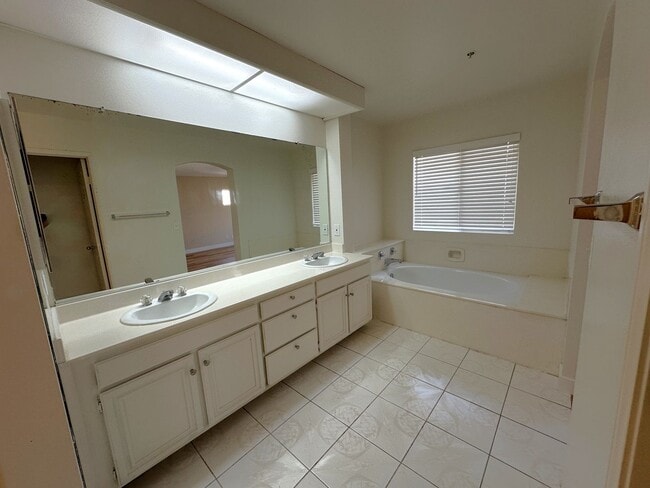 Building Photo - Spacious 4 Bed, 3 Bath Townhome in Gated W...