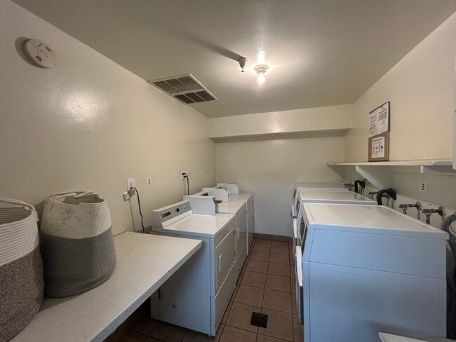 Building Photo - Fox Hills 2 Bd Condo *$500.00 Off First Month's Rent!*