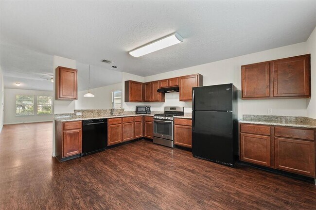 Building Photo - 2611 Verano Dr