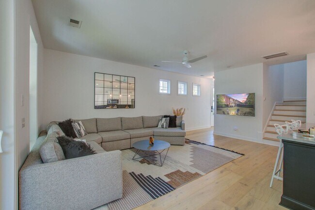 Building Photo - 4 Bedroom 2.5 Bath Townhome in Oyster Point - Mount Pleasant