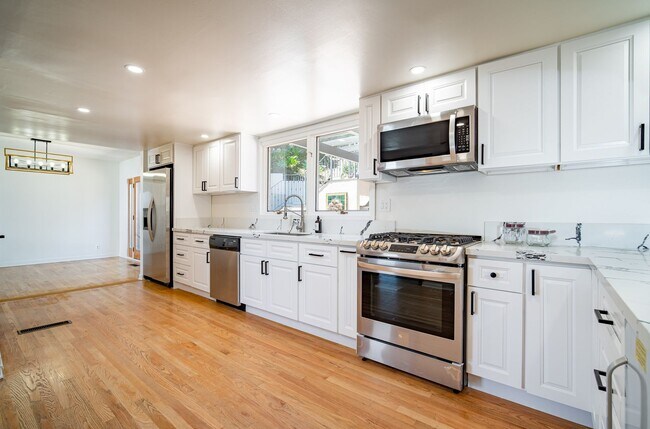 Building Photo - COMING SOON 4-bedroom, 4 bath unit in the desirable Los Feliz