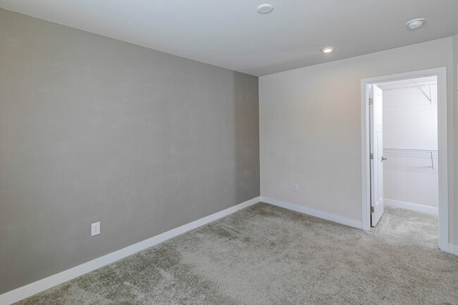 Building Photo - 2410 Lenox Dr