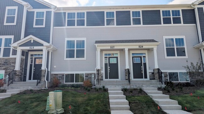 Primary Photo - 527 Red Oak Cir