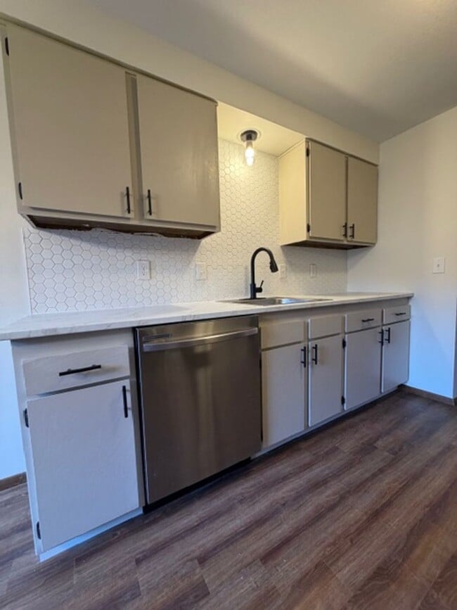 Building Photo - MIN912