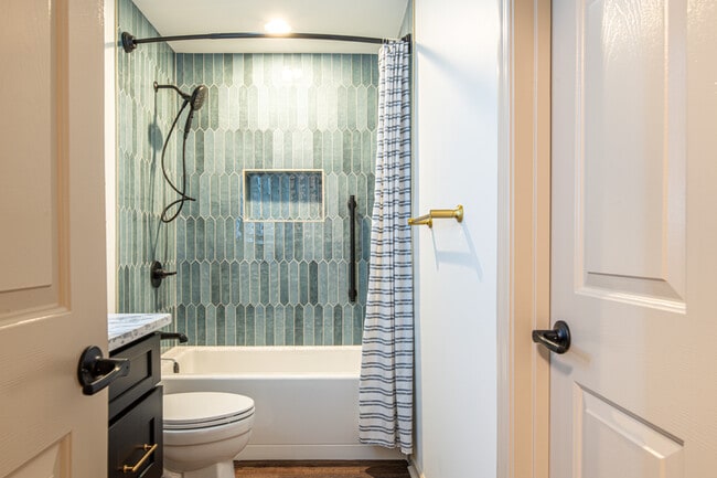 Building Photo - 632 Applegate Ln