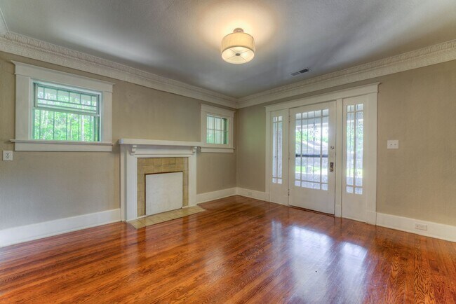Building Photo - Updated 3 bed/1 bath - walk to Crosstown Concourse
