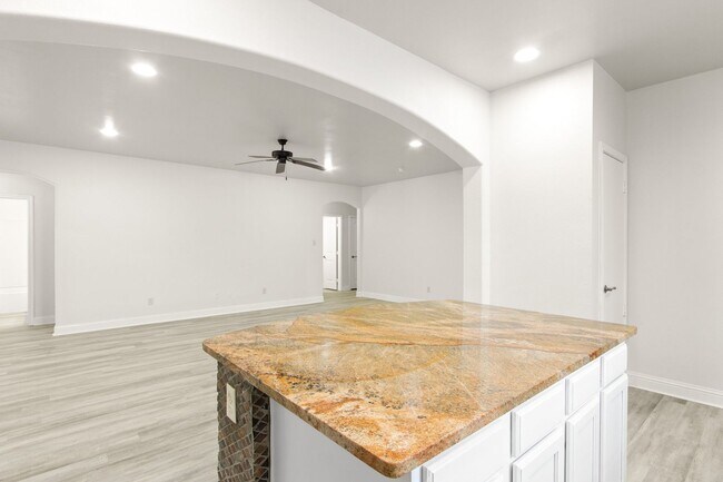 Building Photo - * MOVE IN SUMMER 7/25/2027 * 5 Bed 3 Bath Walk to TCU Light Housekeeping Included