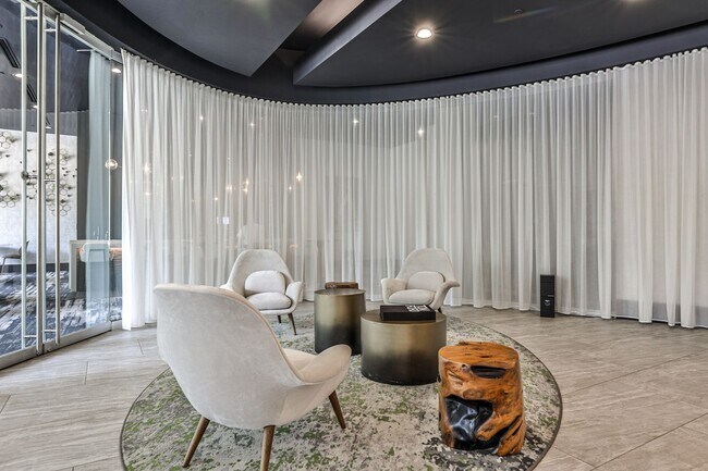 Building Photo - Luxury 28th Floor 2 Bedroom Condo For Leas...