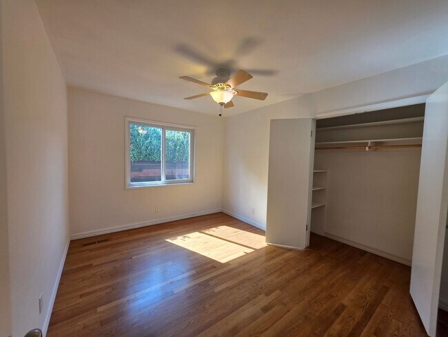 Building Photo - Home located in the heart of the college n...