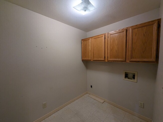 Building Photo - • 2 Bed • 2 Bath • Overlooking the White R...