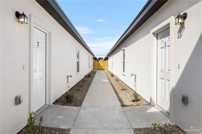 Building Photo - 21 Hilltop Ave