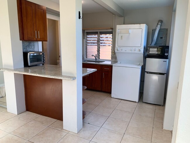 Building Photo - Kaimuki Studio!