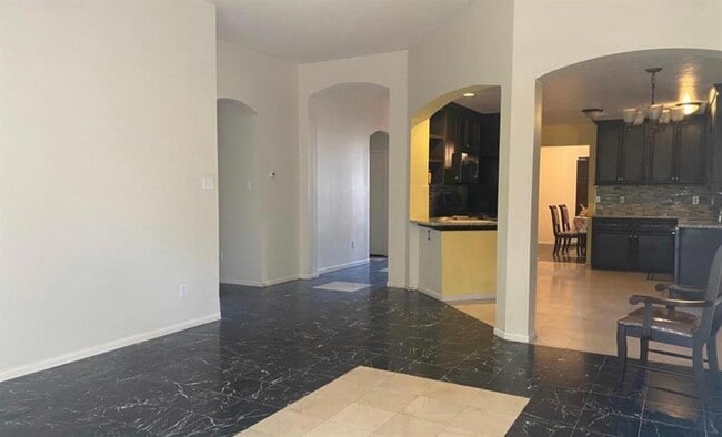 Building Photo - 10443 N Shadowdale Dr