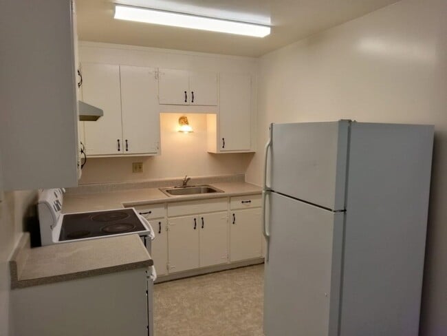 Building Photo - 2131 Stanton Ave