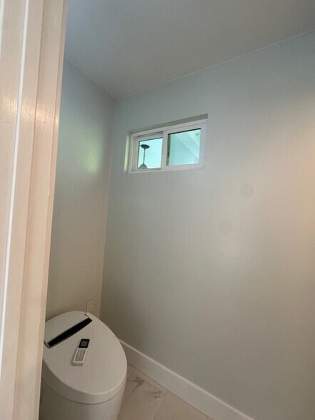 Master bath (toilet Part) - 4929 Mecca Ave