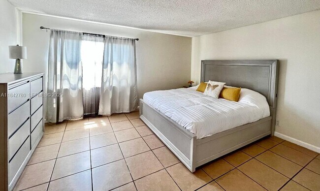 Building Photo - 401 Golden Isles Dr