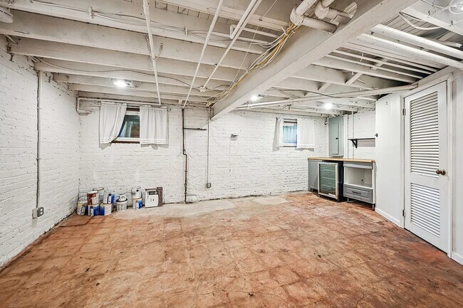 Building Photo - 310 Taylor St NW