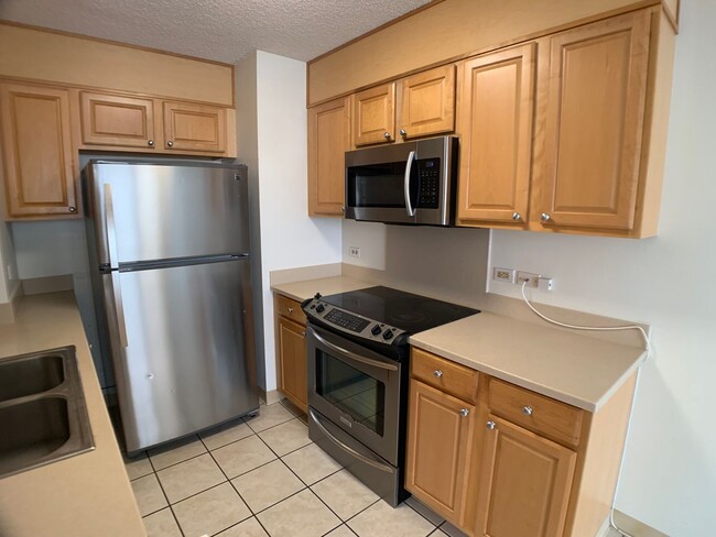 Building Photo - $2600, 2BR/2BA Salt Lake (Honolulu) -with A/C, 1 assigned parking
