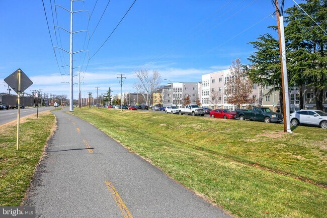 Building Photo - 4193 S Four Mile Run Dr
