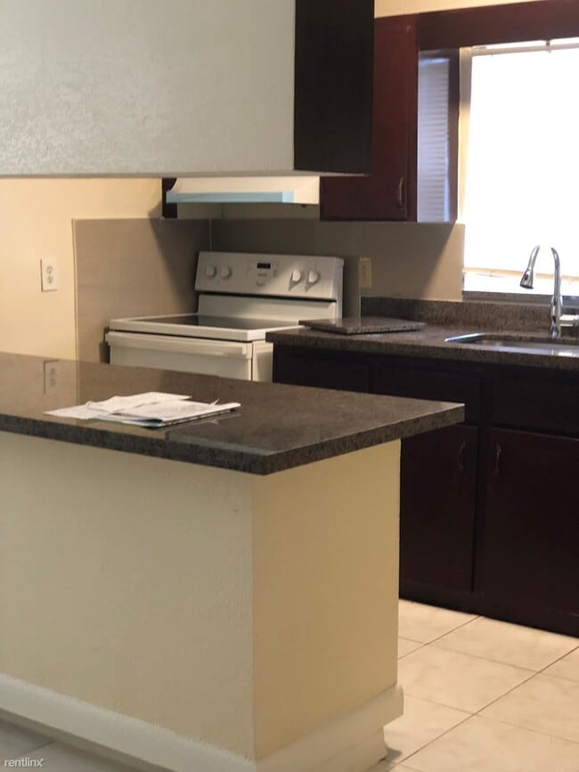 Building Photo - 3 br, 2 bath Duplex - 4240 Riverside Dr 42...