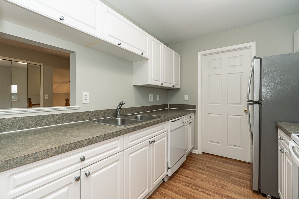 Building Photo - 5681 Pine Aires Dr