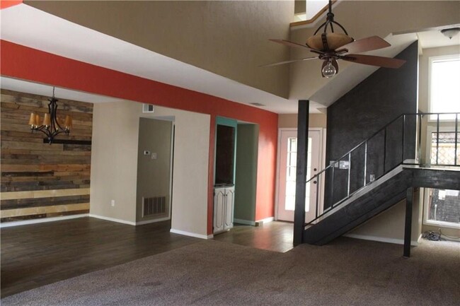 Building Photo - 25 Oakbrook Dr