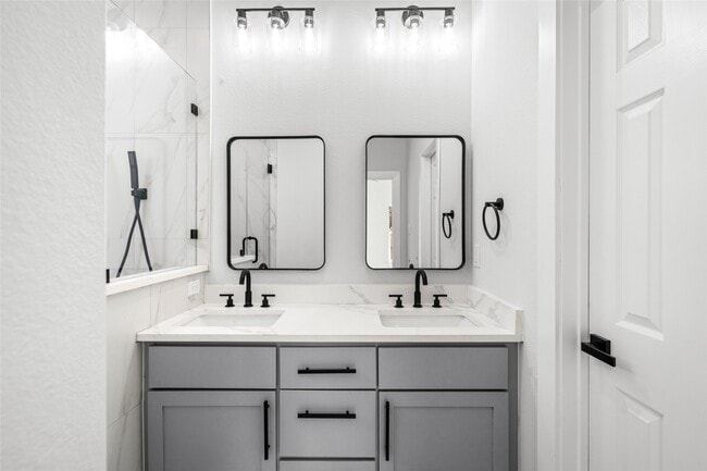 Building Photo - 8056 Meadowbrook Dr