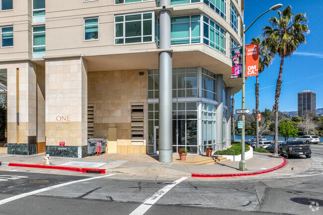 Street entry - The Essex on Lake Merritt