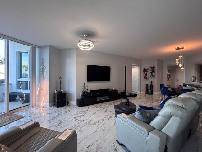 Building Photo - 2/2 in Marina Grande