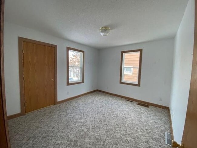 Building Photo - Spacious| Pet Friendly| Garage