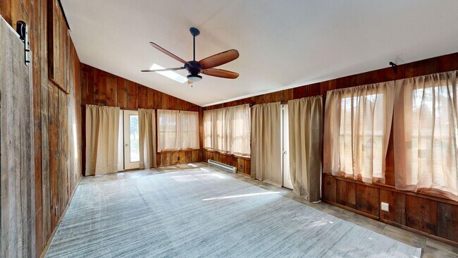 Building Photo - Country living in South Central! 3 bed/3 baths and large garage