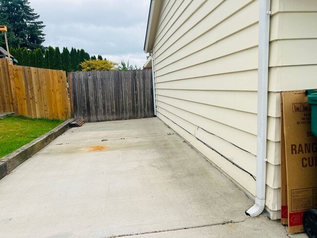 Building Photo - Beautiful yard, 3 bedroom 1 bath rambler i...