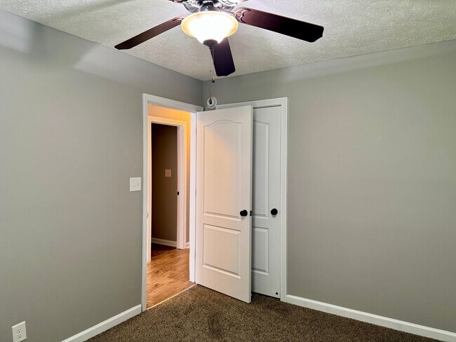 Building Photo - Cute 3 Bedroom Ranch in Fox Crossing! Conv...