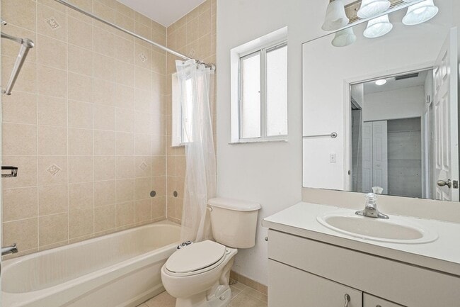 Building Photo - 2552 NE 41st Ave