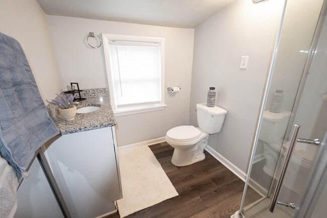 Building Photo - Charming 4-bedroom Cape Cod residence.