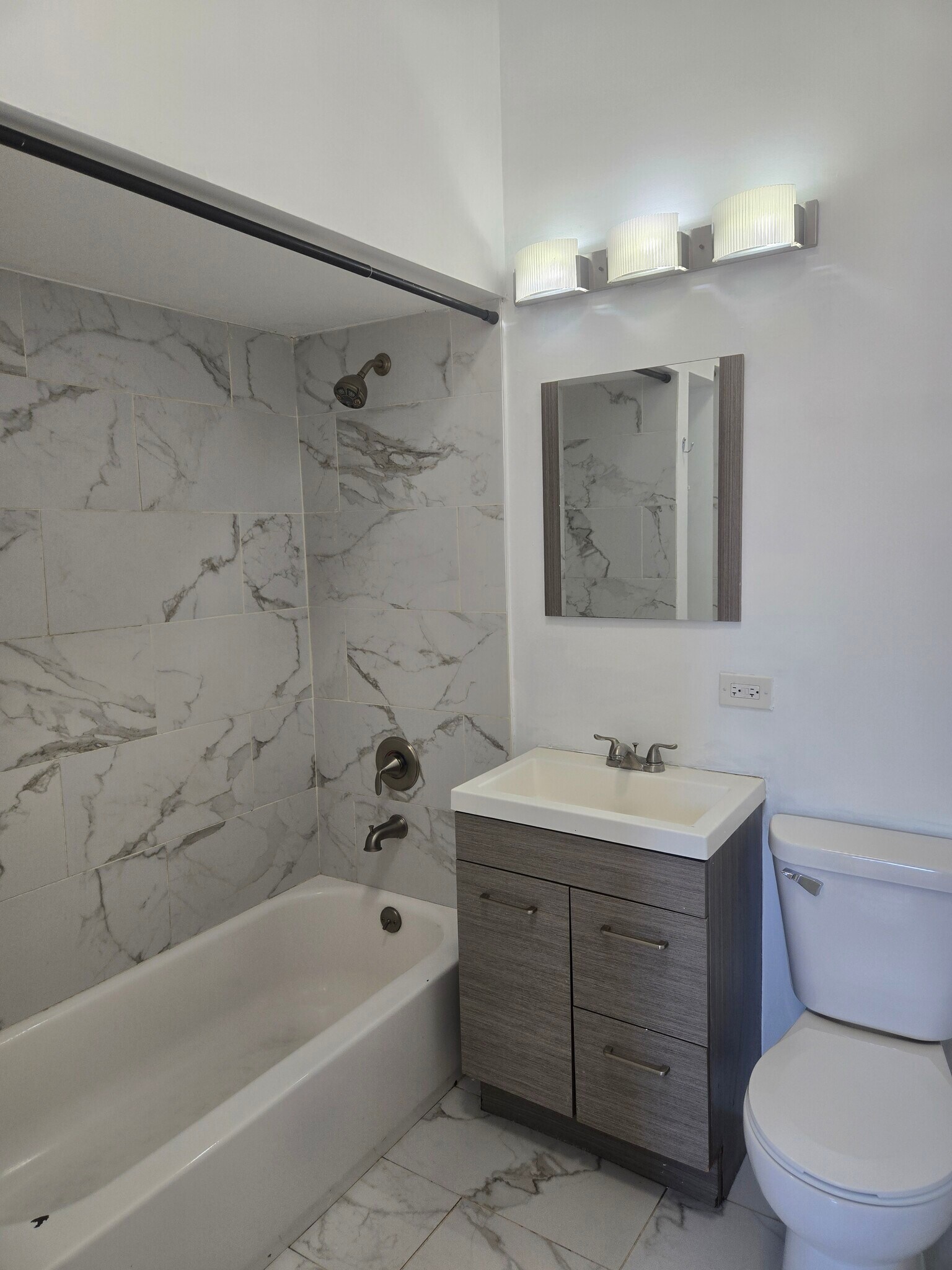 Building Photo - 7055 N Clark St