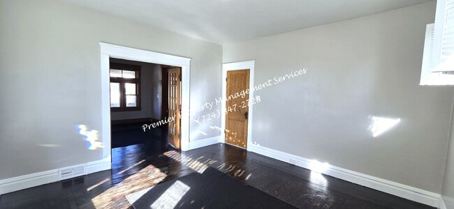 Building Photo - 922 Winslow Ave