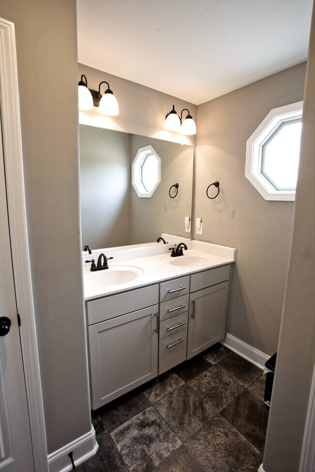 Building Photo - Fantastic 3 Bedroom Near Downtown!