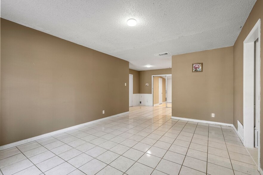 Building Photo - 9407 N Creek Dr