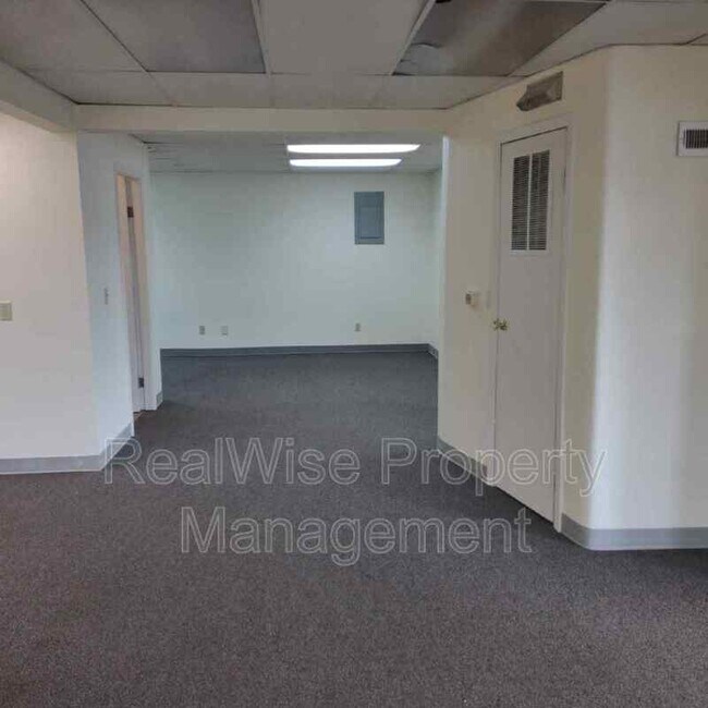 Building Photo - 131 SE Main St